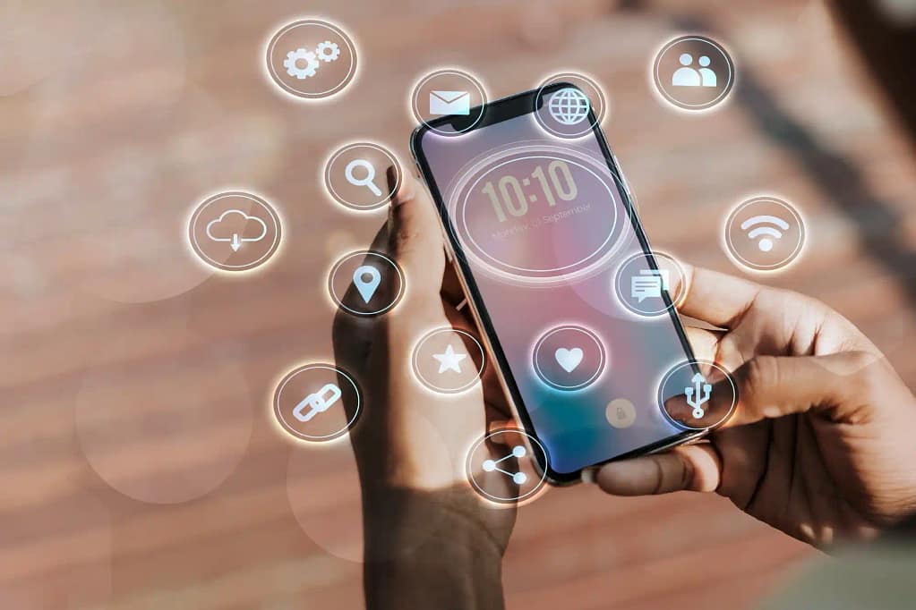 Smartphone con conectividad a varios dispositivos inteligente en el hofar